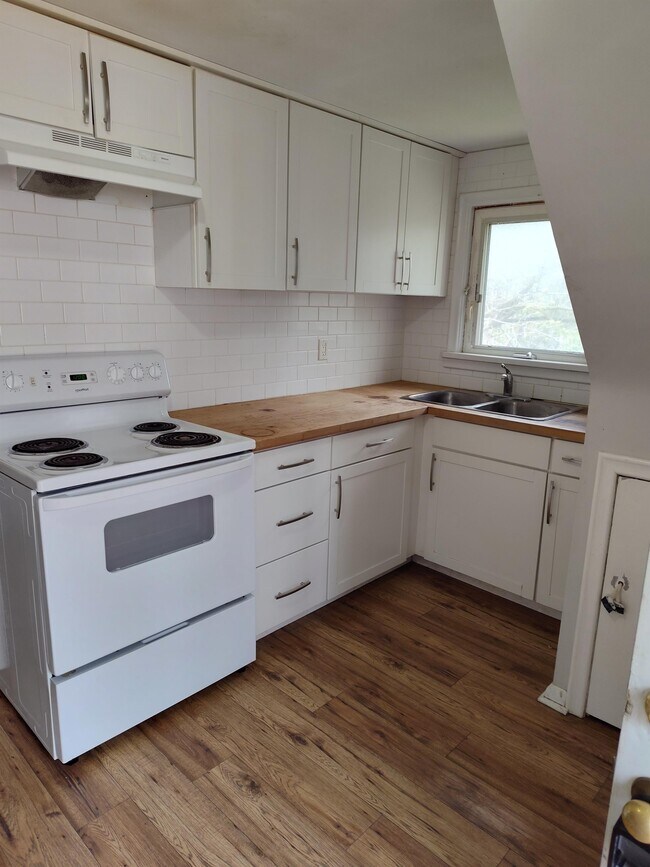 Photo - 25-25 Meinzinger Ave