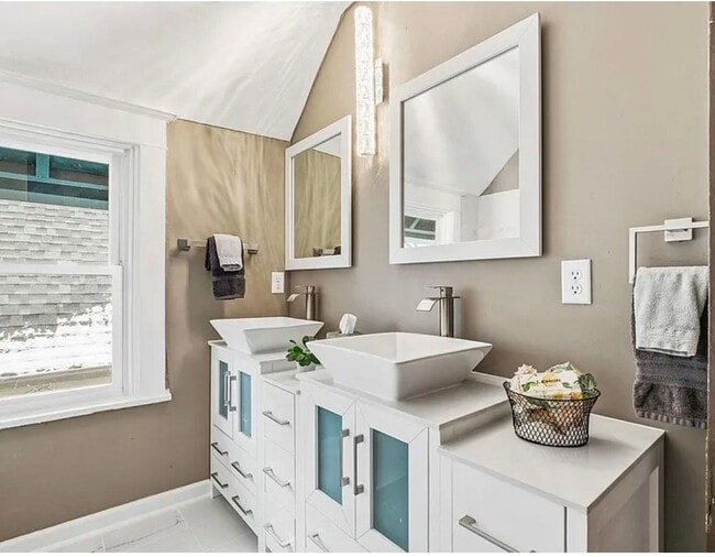 Building Photo - 2416 Harriet Ave