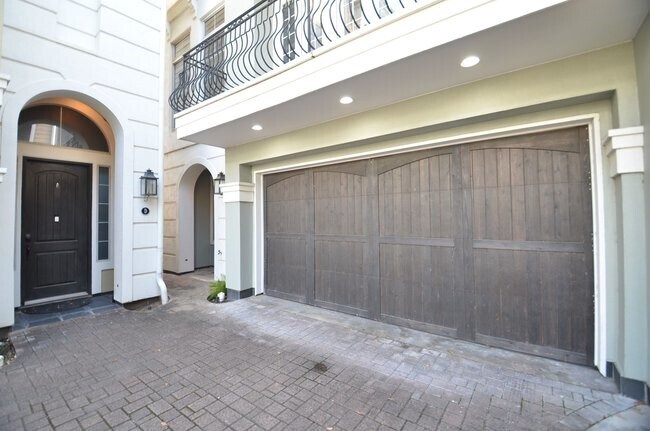 Building Photo - 1818 Binz St