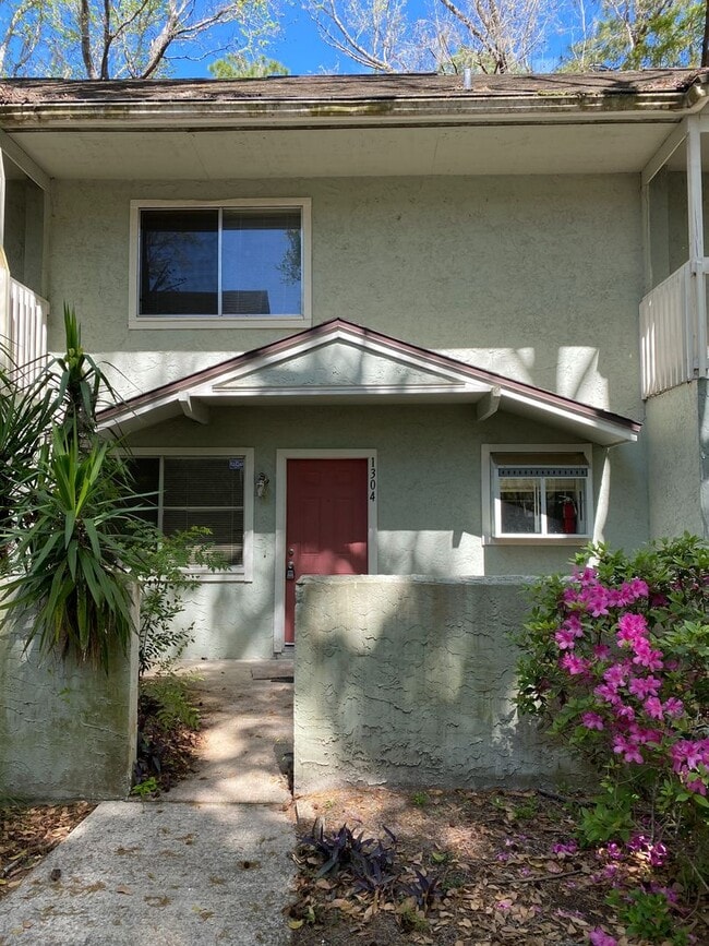 Photo - Updated 3 bed / 2.5 bath Townhome in Prime Gainesville Location