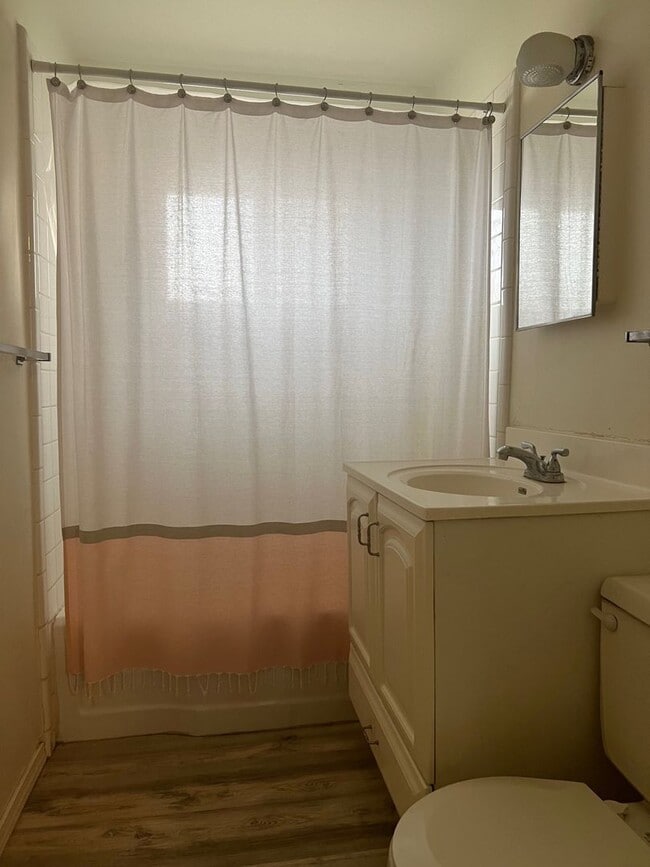 Photo - 609 W 11th St