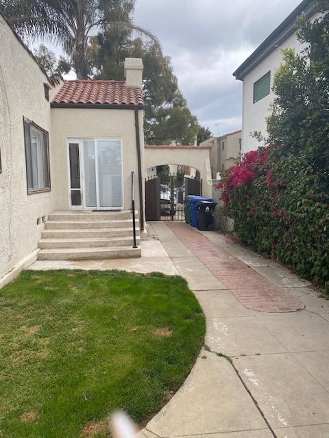 Patio lateral - 905 S Curson Ave