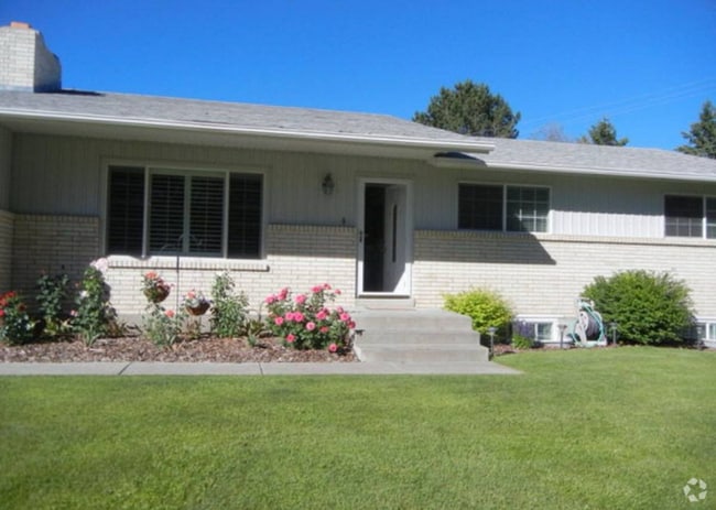 Building Photo - 2051 Hughes Dr Rental