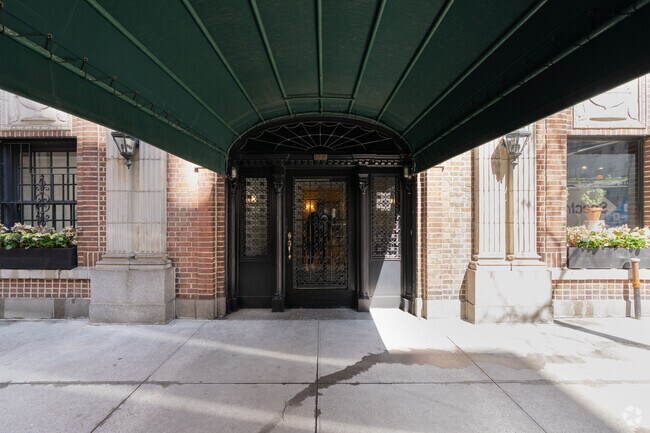 Entrance - 944-952 Lexington Ave