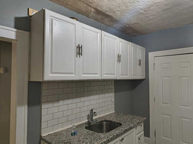 Building Photo - 13315 Madison Ave Unit 5