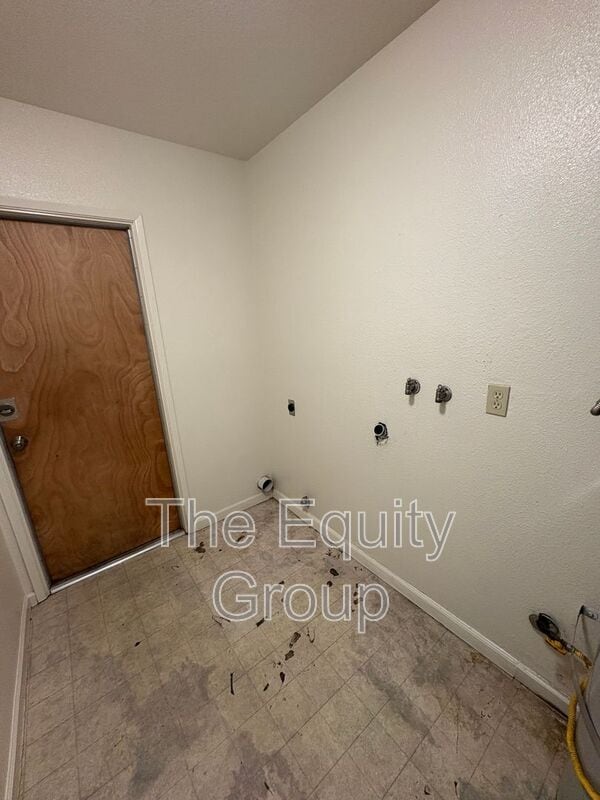 947 W Seeger Ave