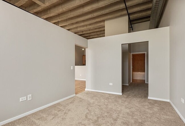 Photo - "Modern 2-Bed, 2-Bath Gem in Chicago's Heart – Fully Equipped for Urban Living!"