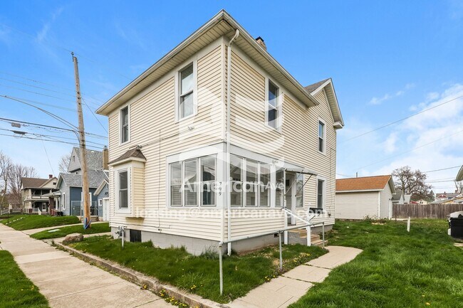 Photo - 709 W Race St