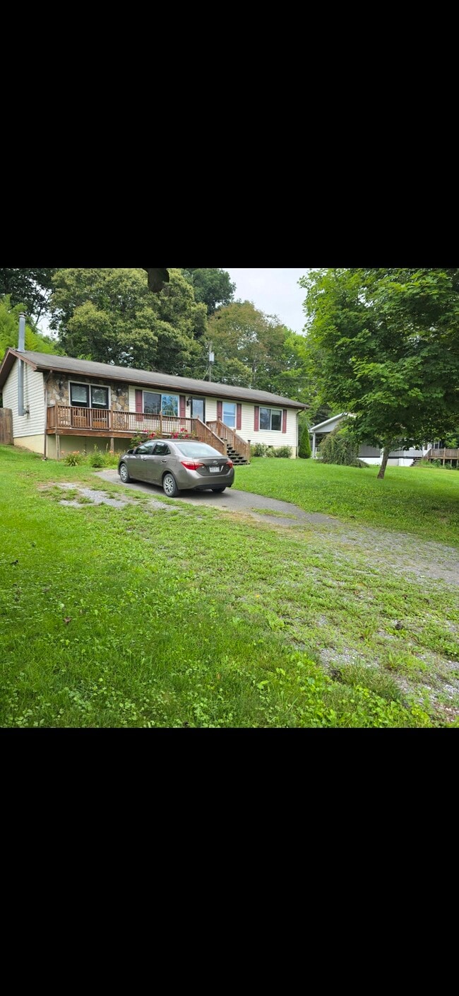 Building Photo - 242 Maple Grove Subdivision Rd