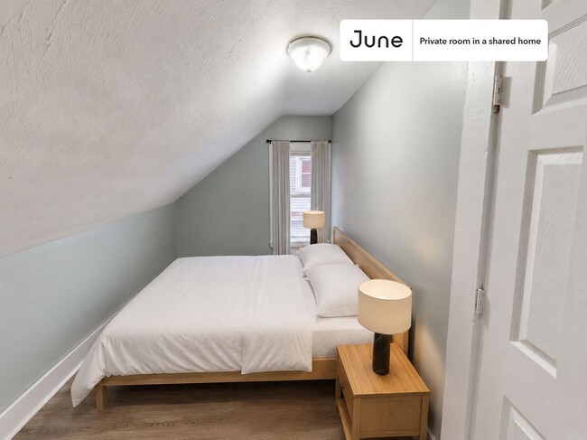 Building Photo - Room in Shared 7 bed/2 bath home in Allston