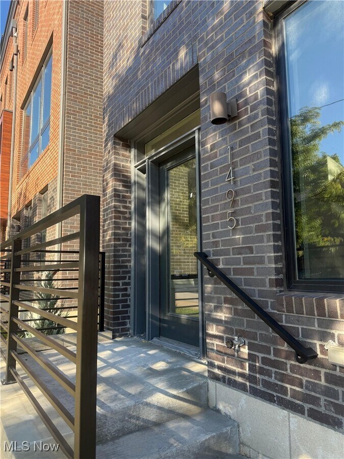 Photo - 1495 Superior Ave E