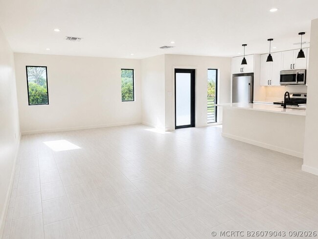 274 SE 9th Ave Unit 3