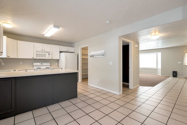 Building Photo - 4 bedrooms, 3 1/2 baths PLUS Large Bonus Room Rental