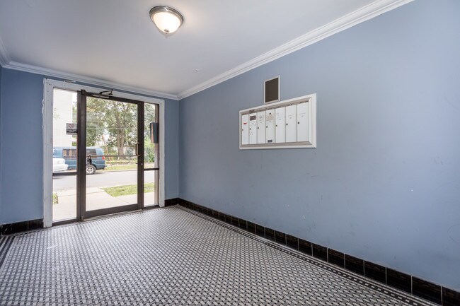 2200-04 N. Avers Ave.