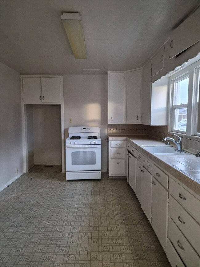 Photo - 1059 S Rupert Ave