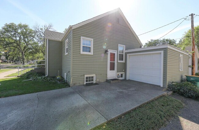 Photo - 915 E Ave E Unit 915 East Avenue E