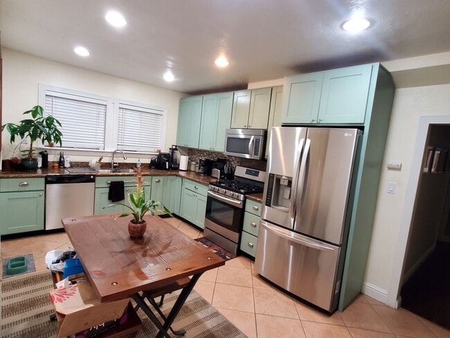 Photo - Available now! Emeryville 4 bedroom 3 bath house with Studio loftspace unit