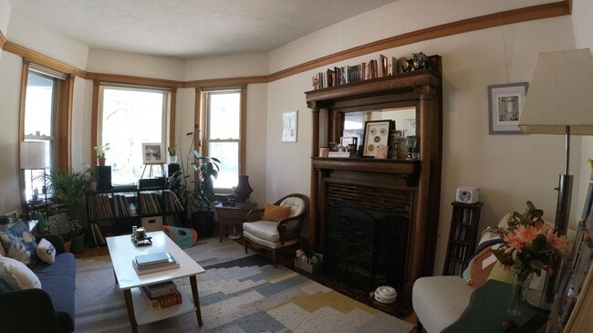 Building Photo - 833 W Dakin St
