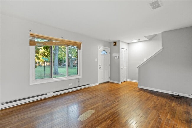 Photo - 1S239 Stratford Ln