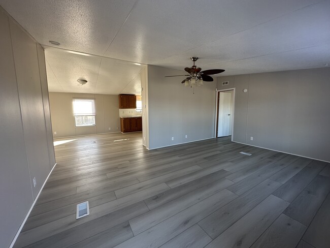 Looking in front door at living room - 3225 N Richland Rd Casa