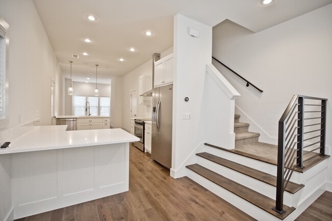 Photo - ***410-1 SW B Street***