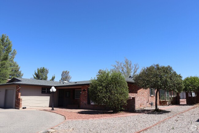 Building Photo - Large Home