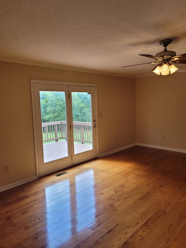 Photo - 1405 Karr Ln
