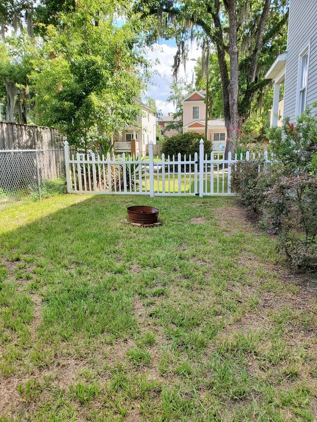 Photo - Newly Renovated 2B Apartment just Blocks f... Unit Lower
