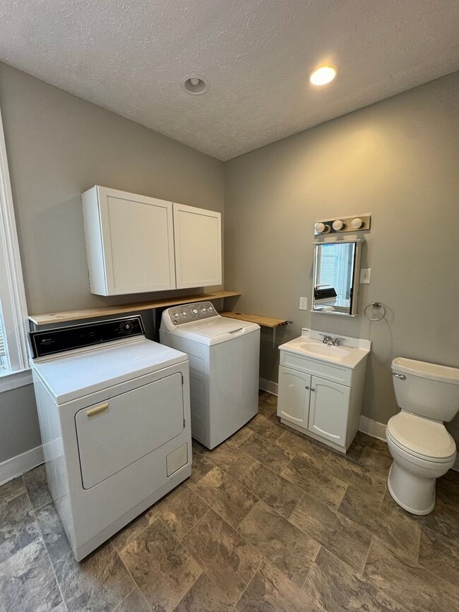 Photo - Spacious Four Bedroom House Close to Downtown Lafayette!