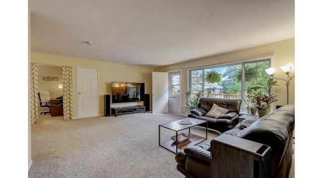 Spacious living room - 157 Linden Ln Unit 8