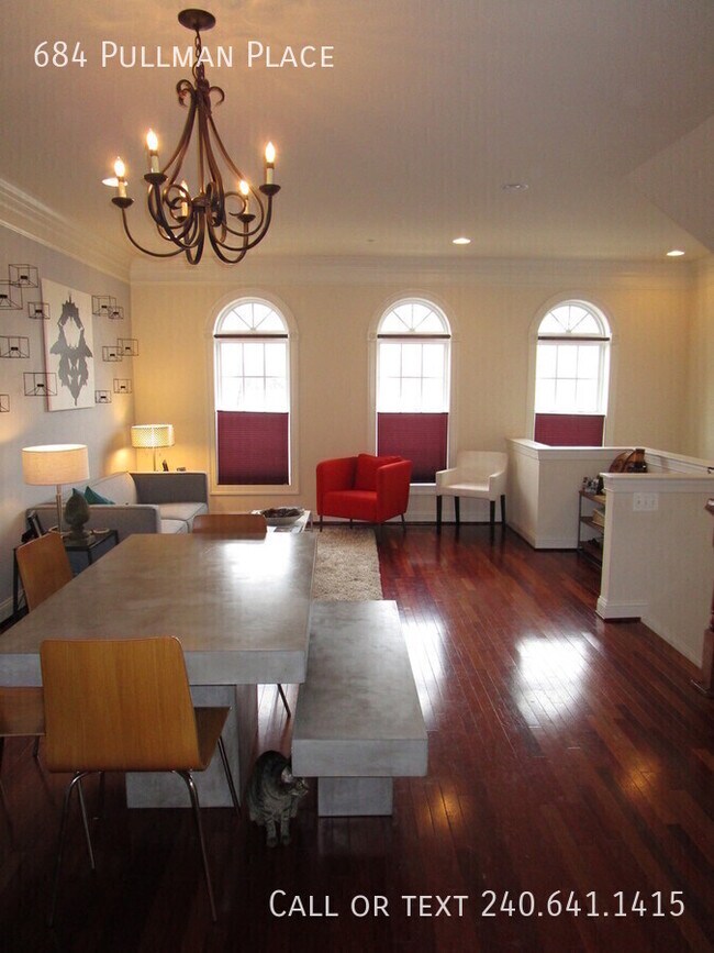 Photo - 684 Pullman Pl