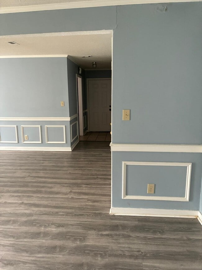 Photo - 48 Meadowoods Ter