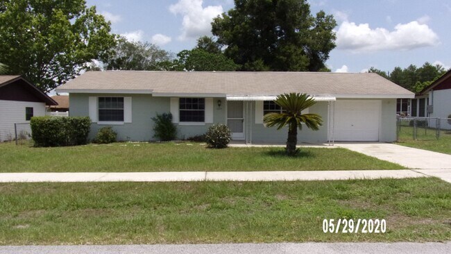 Building Photo - 3 Bedroom 1 Bath available in Marion Oaks