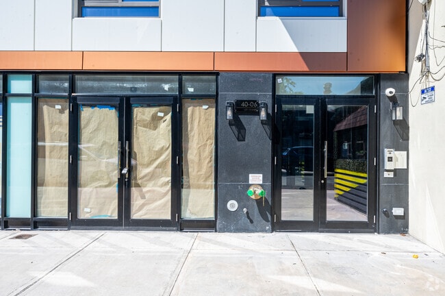 Entrada - 40-06 68th St