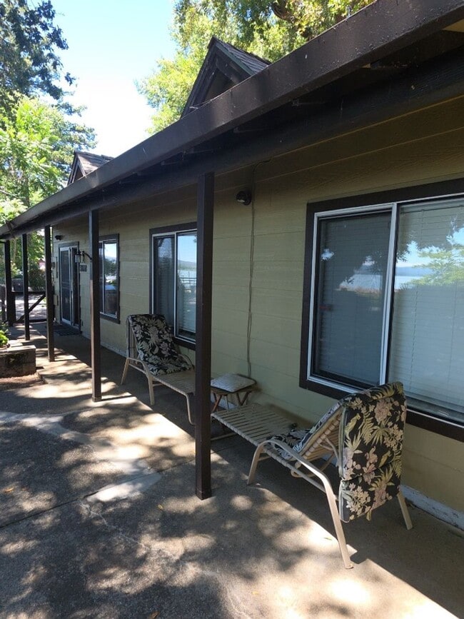 3816 Lakeshore Blvd