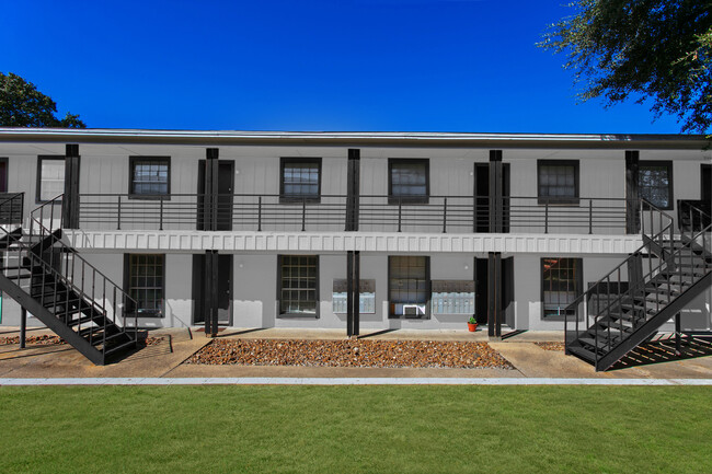 Exterior View - 3300 S College Ave Apartments