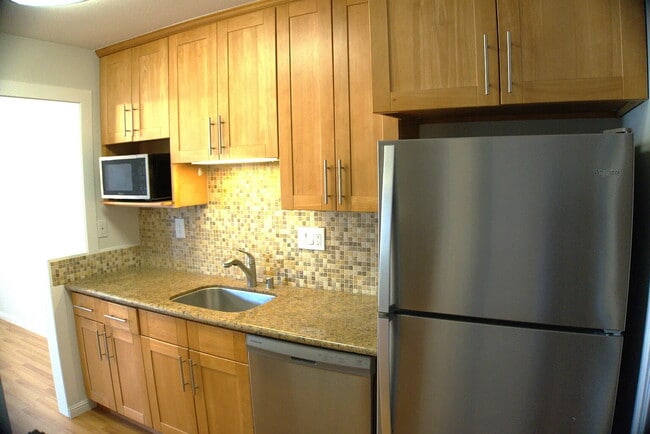 Building Photo - "Welcome to Your New Home: Spacious 2-Bed, 2-Bath Apartment in San Carlos!"
