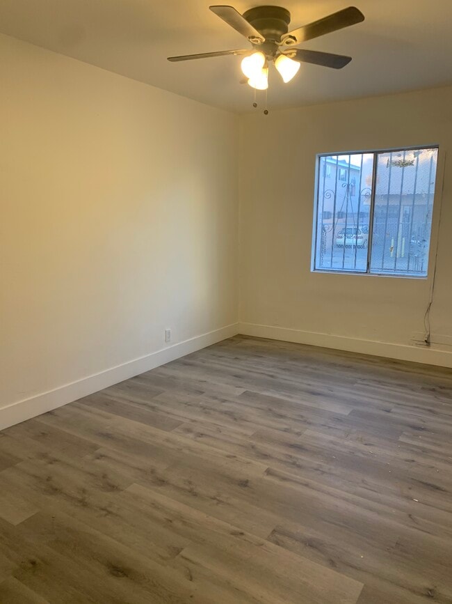 Photo - 627 W 79th St Unidad 3