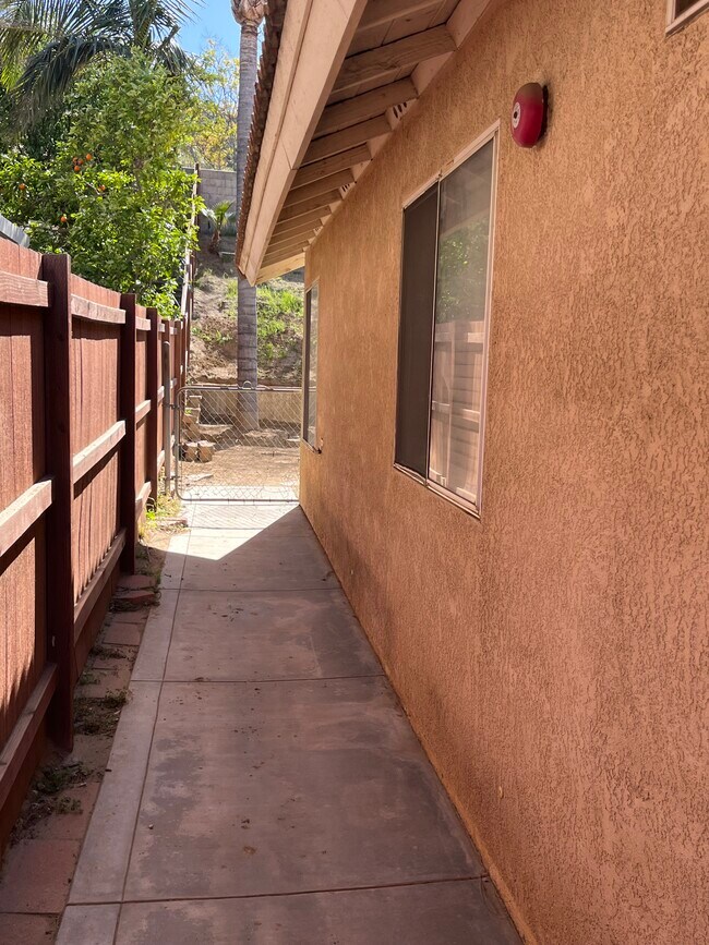 Patio lateral - 15349 Tobarra Rd