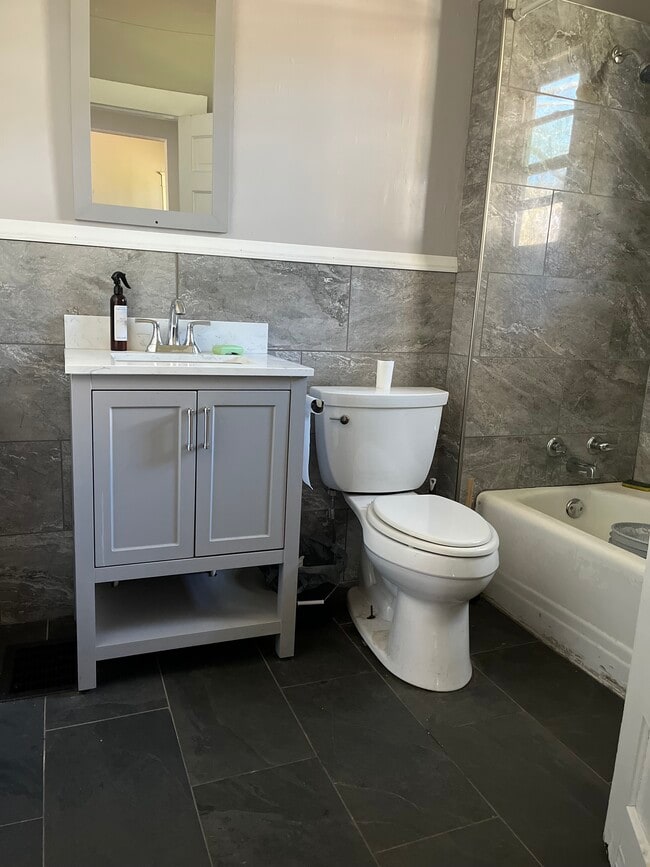 Baño nuevo con mármol - 1018 Paxton St