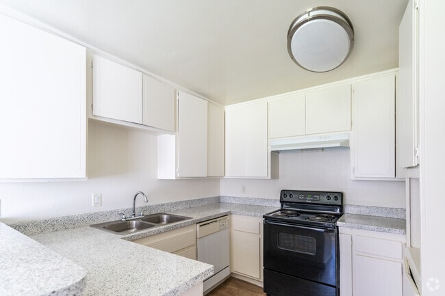 1BR, 1BA - 850 SF