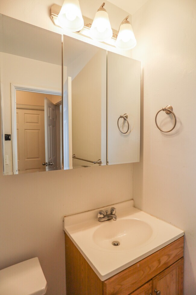 Photo - 1068 W Catalpa Ave Unit #201