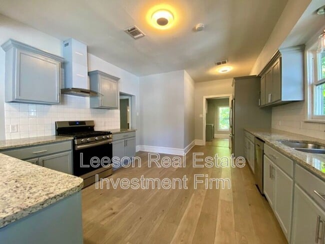 Photo - 2401 Darien St