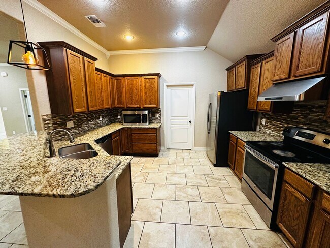 Photo - 1004 Chaucer Ln