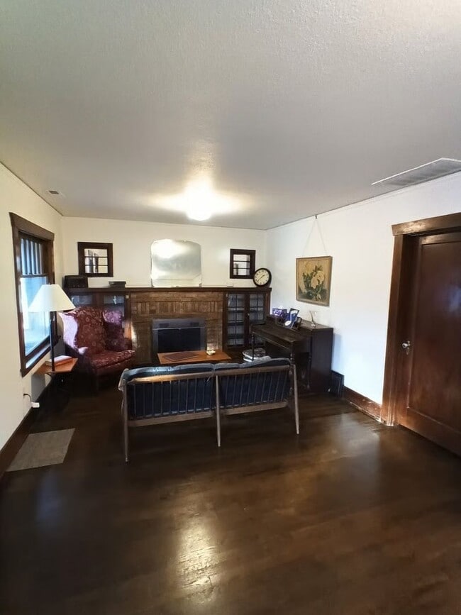 Photo - Fully furnished will all utilities included! 2 bed/1 bath, washer & dryer, central location! Shor...