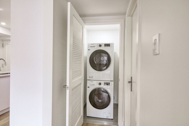 Photo - 10 Av. Rosemount Unit 107