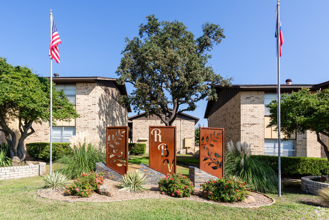 Letrero tipo monumento - Redbird Village Apartments