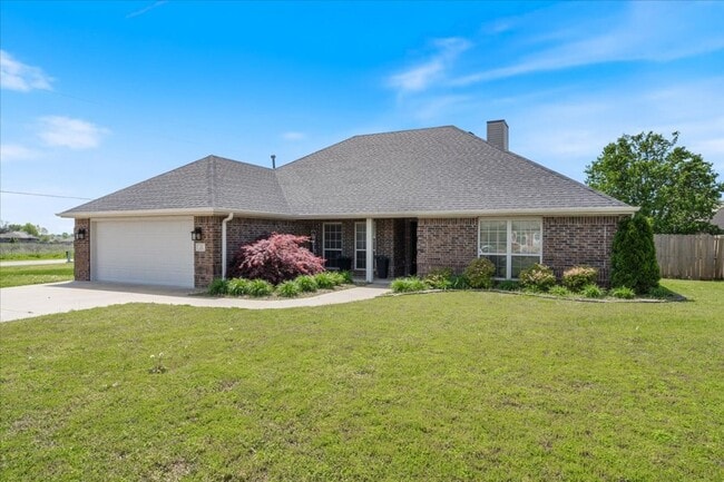 Building Photo - Discover this spacious 4-bedroom, 2-bath home