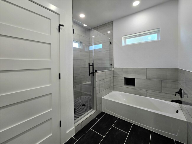 Building Photo - 14811 Wallach Dr