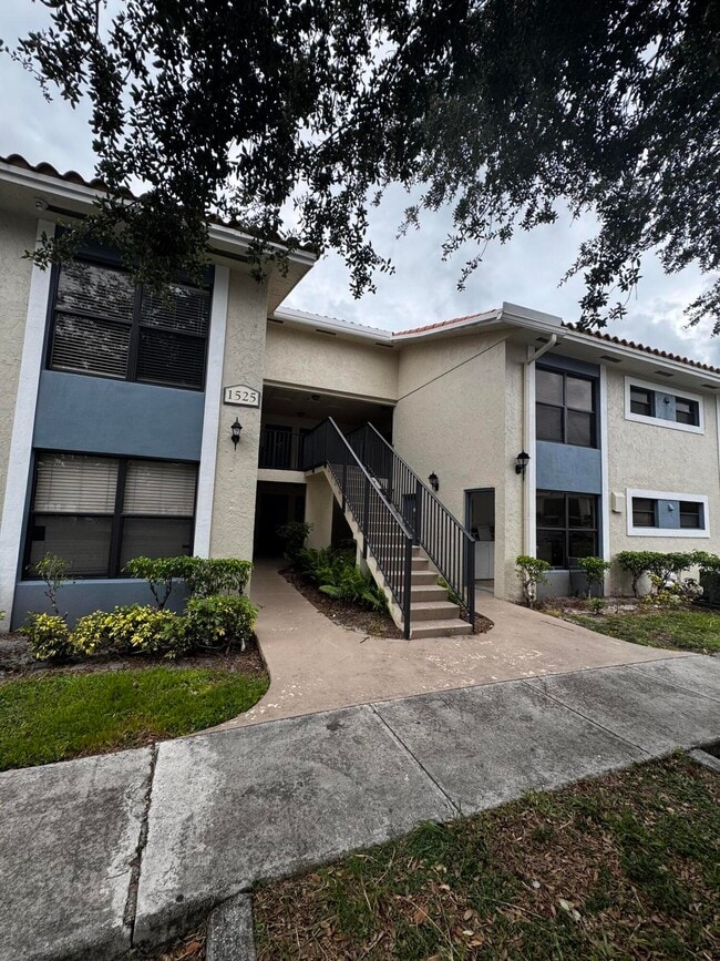Building Photo - 1525 Lake Crystal Dr Unit C